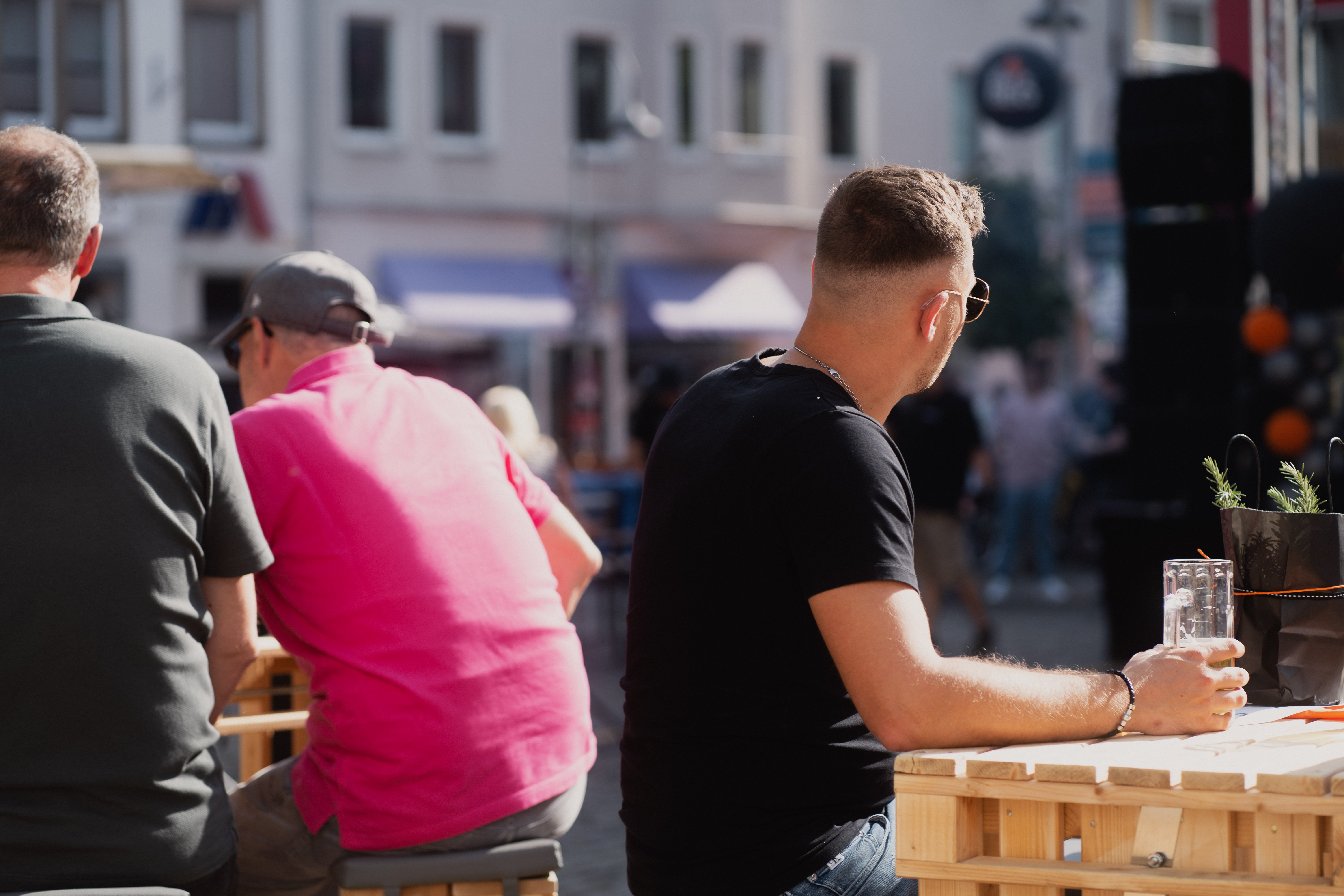 Personen an Tischen mit Getränken