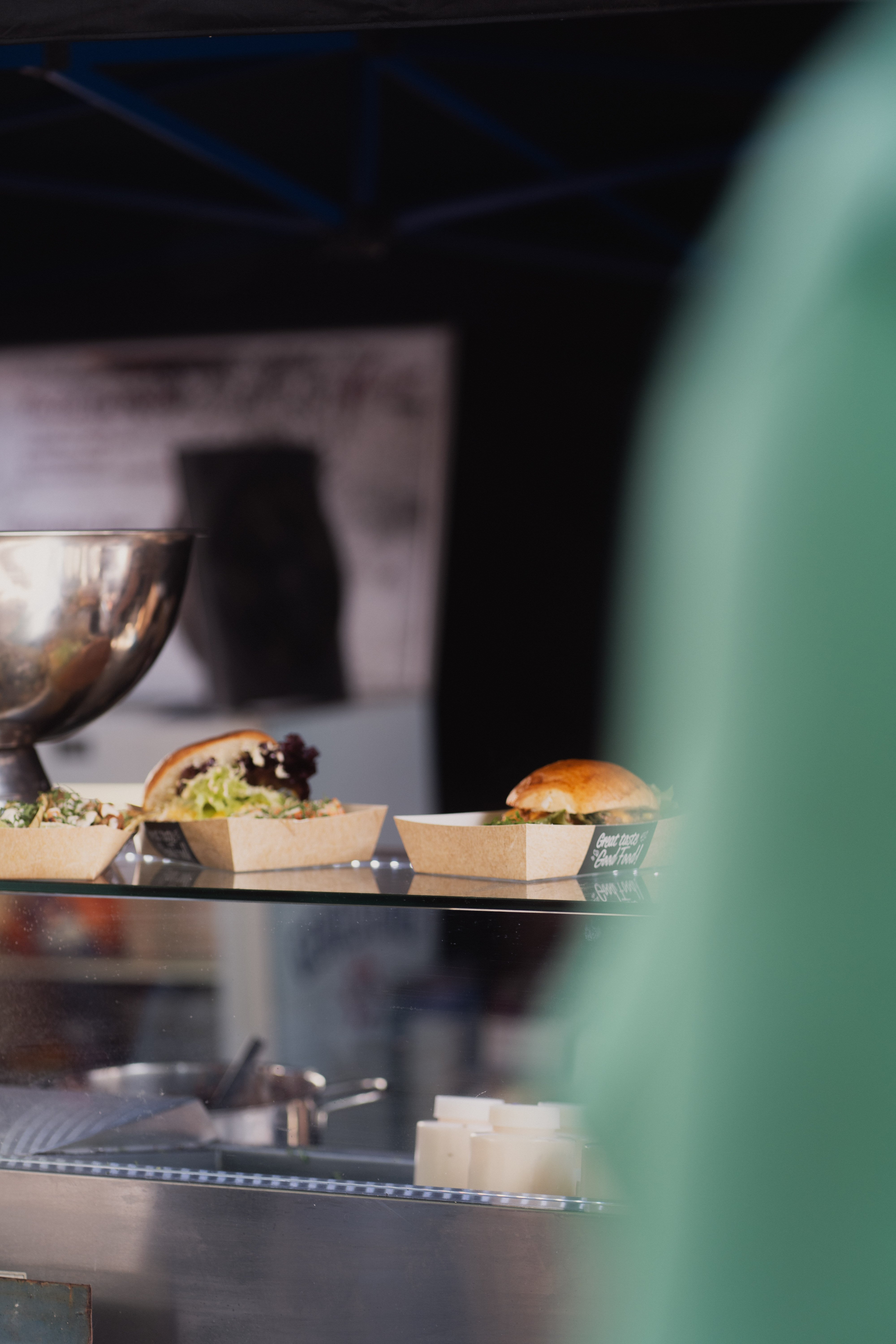 zwei Burger in Pappschachteln