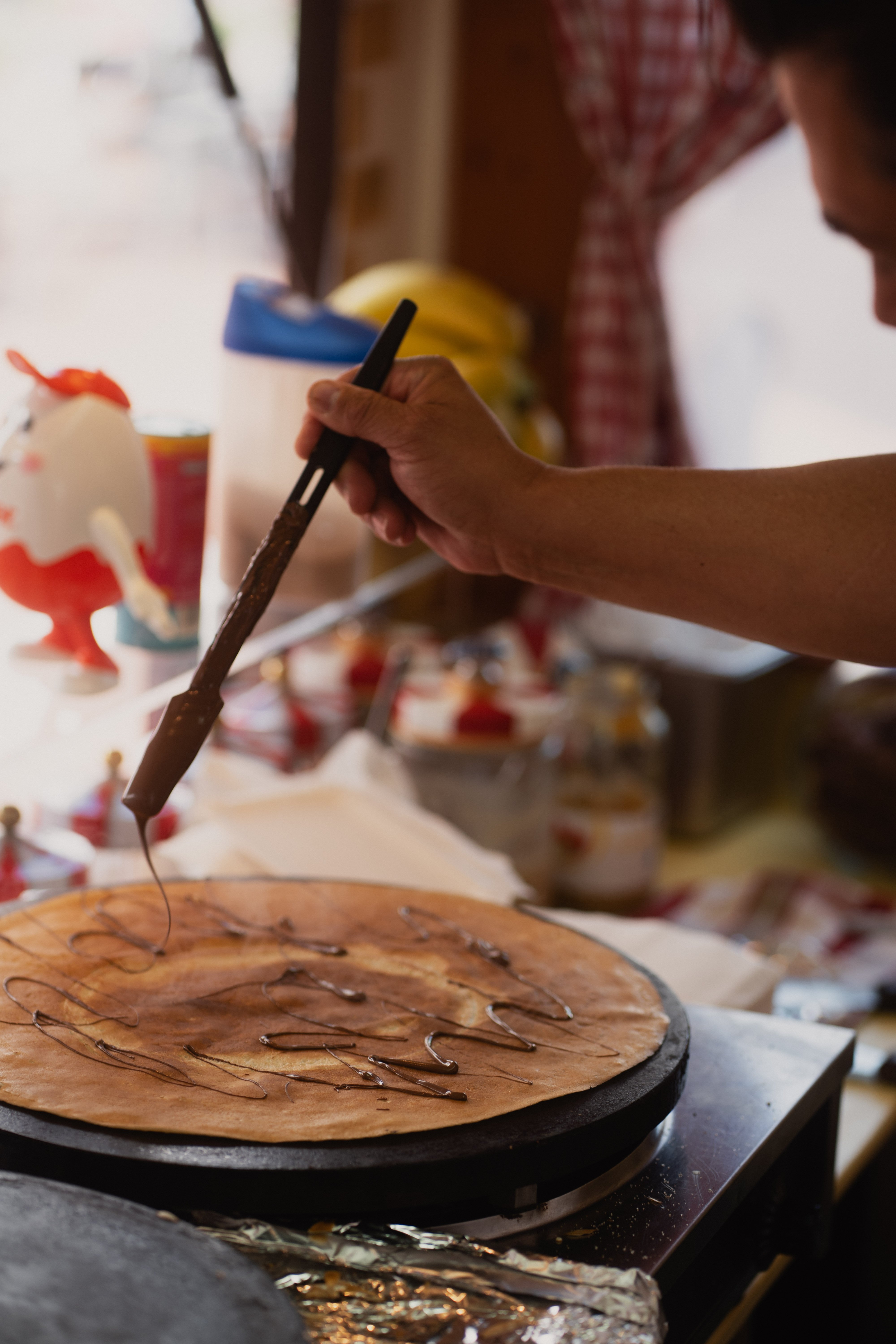 an einem Crêpes-Stand wird ein Crêpes gebacken