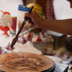 an einem Crêpes-Stand wird ein Crêpes gebacken