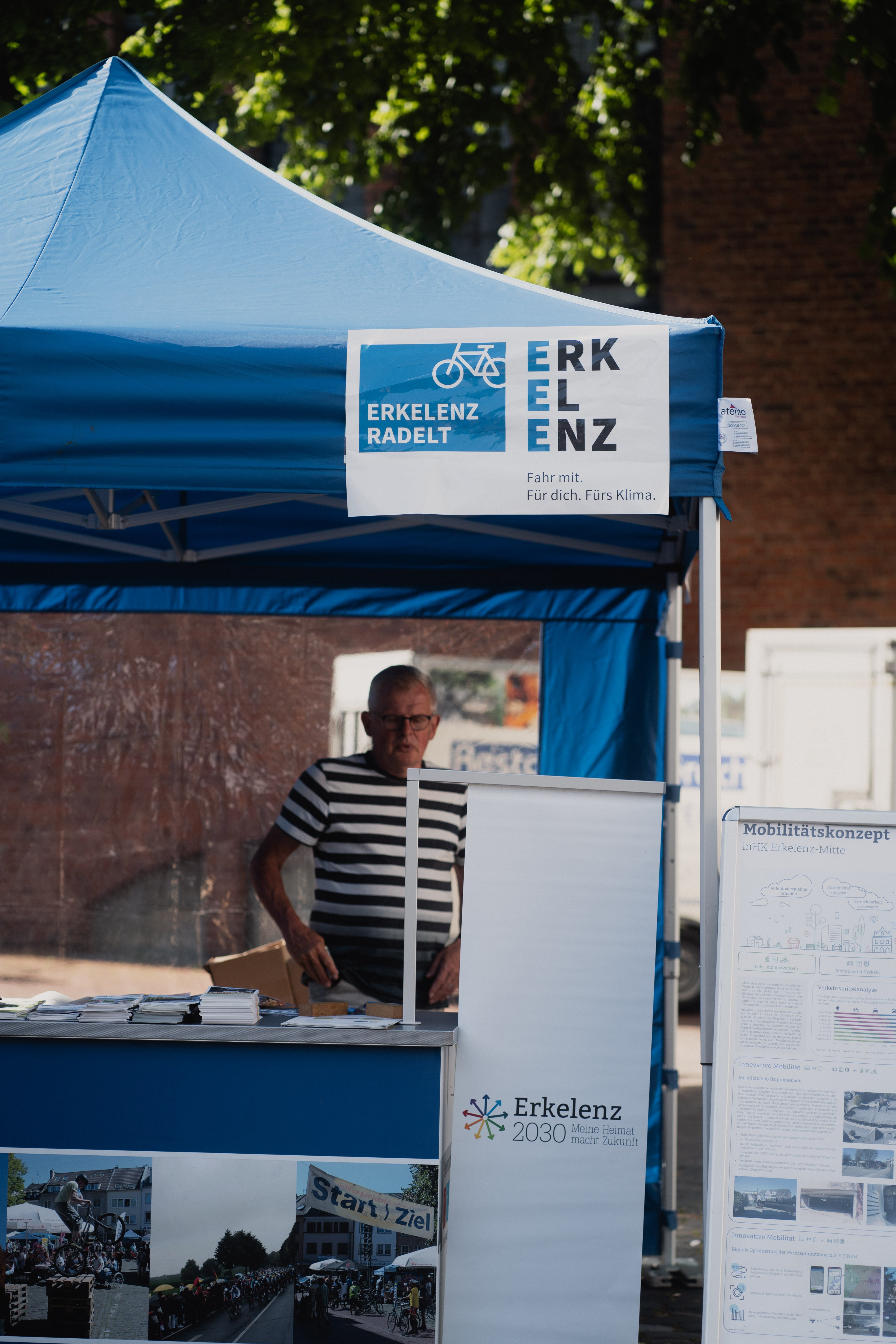 eine Person steht hinter einem Infostand