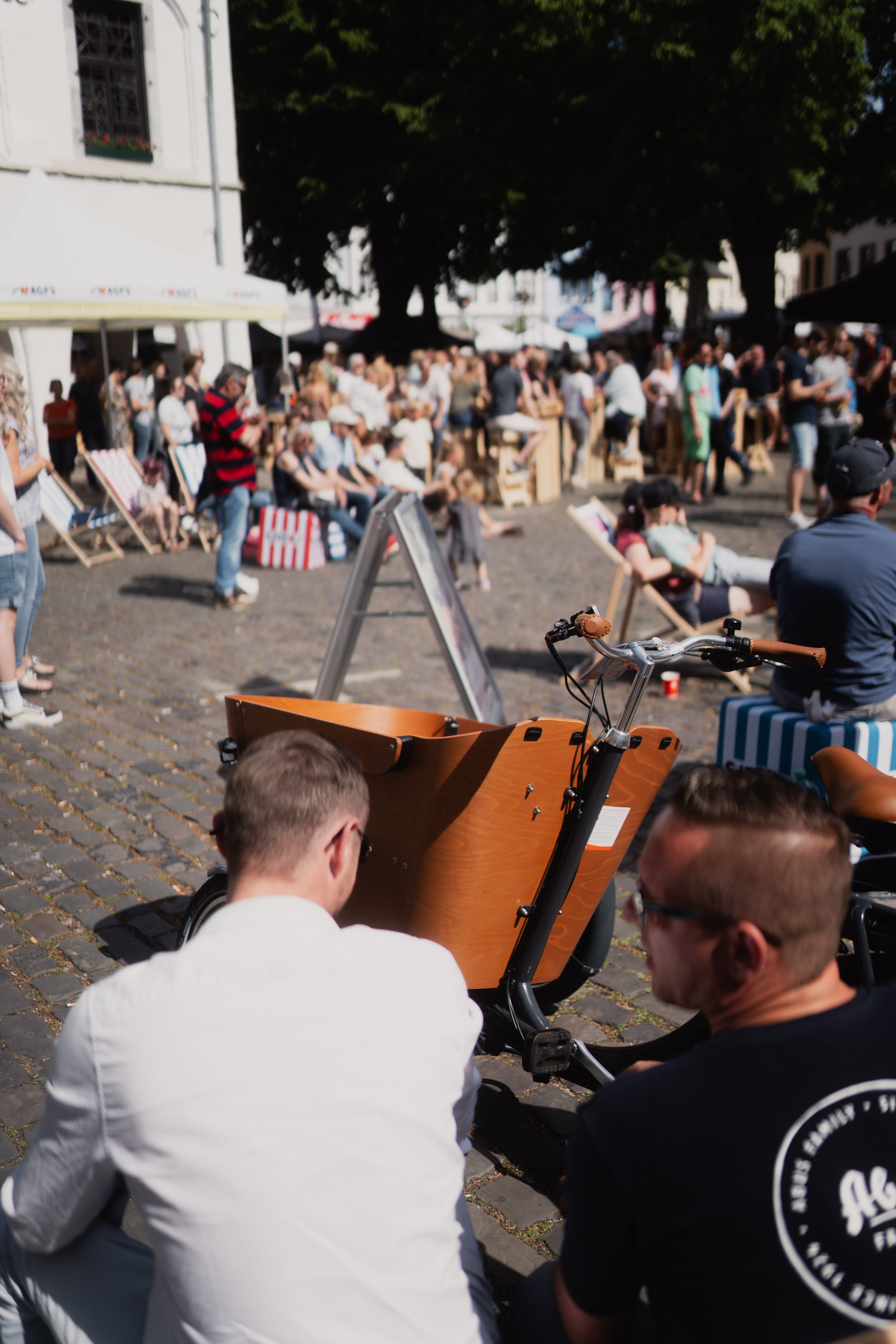 Gäste beim Bike'n'BBQ. Im Vordergrund steht ein Lastenfahrrad.