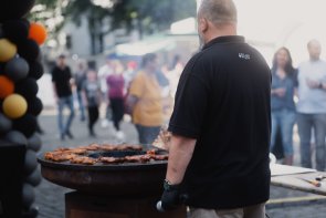 Leckeres Grillfleisch Jemand steht an einem Grill und grillt Fleisch