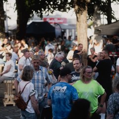 Viele Gäste beim Bike'n'BBQ. Im Hintergrund sind Getränkestände zu sehen.