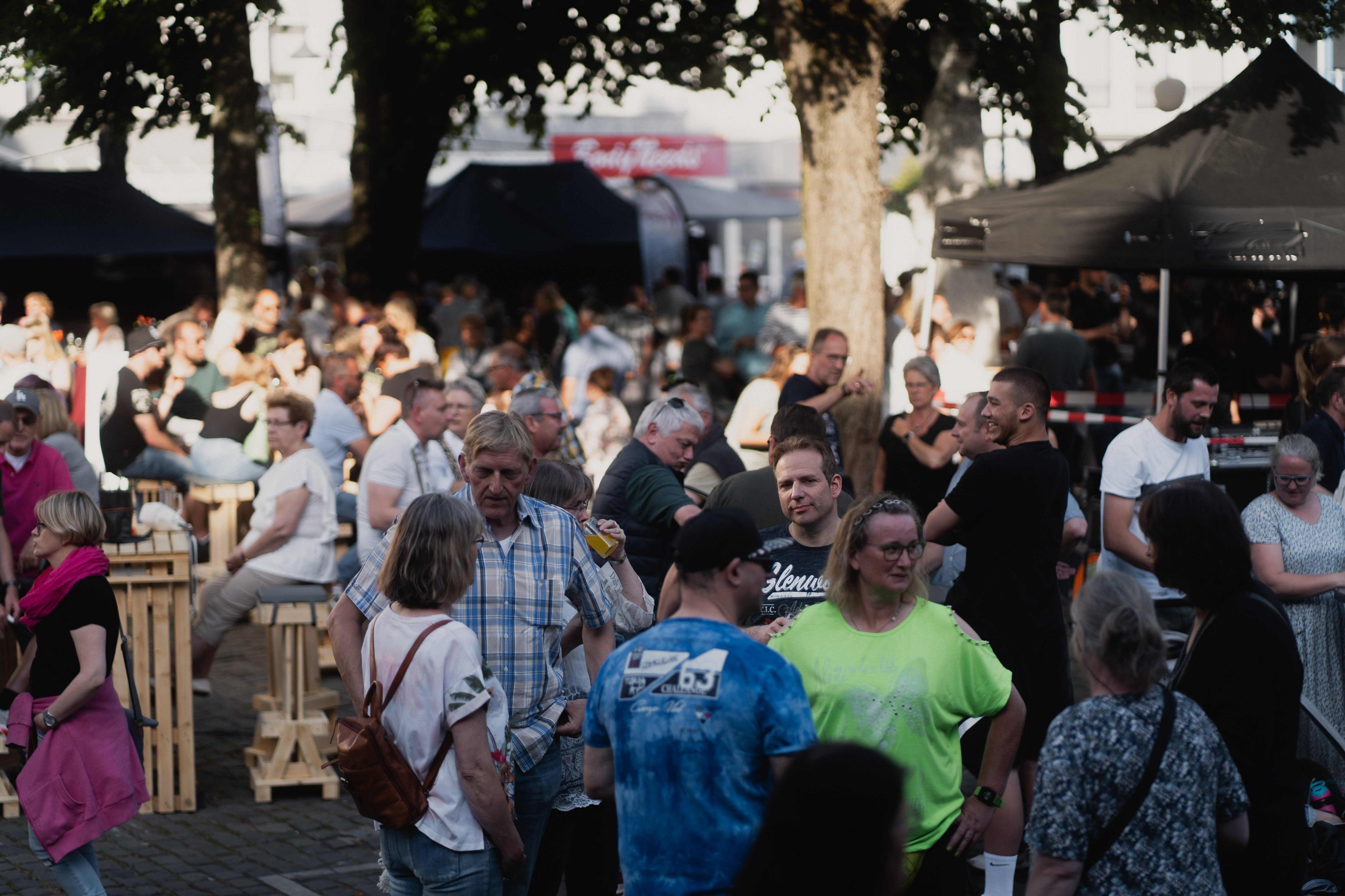 Viele Gäste beim Bike'n'BBQ. Im Hintergrund sind Getränkestände zu sehen.