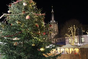 Tannenbaum beim Adventsdorf geschmückter Tannenbaum beim Adventsdorf