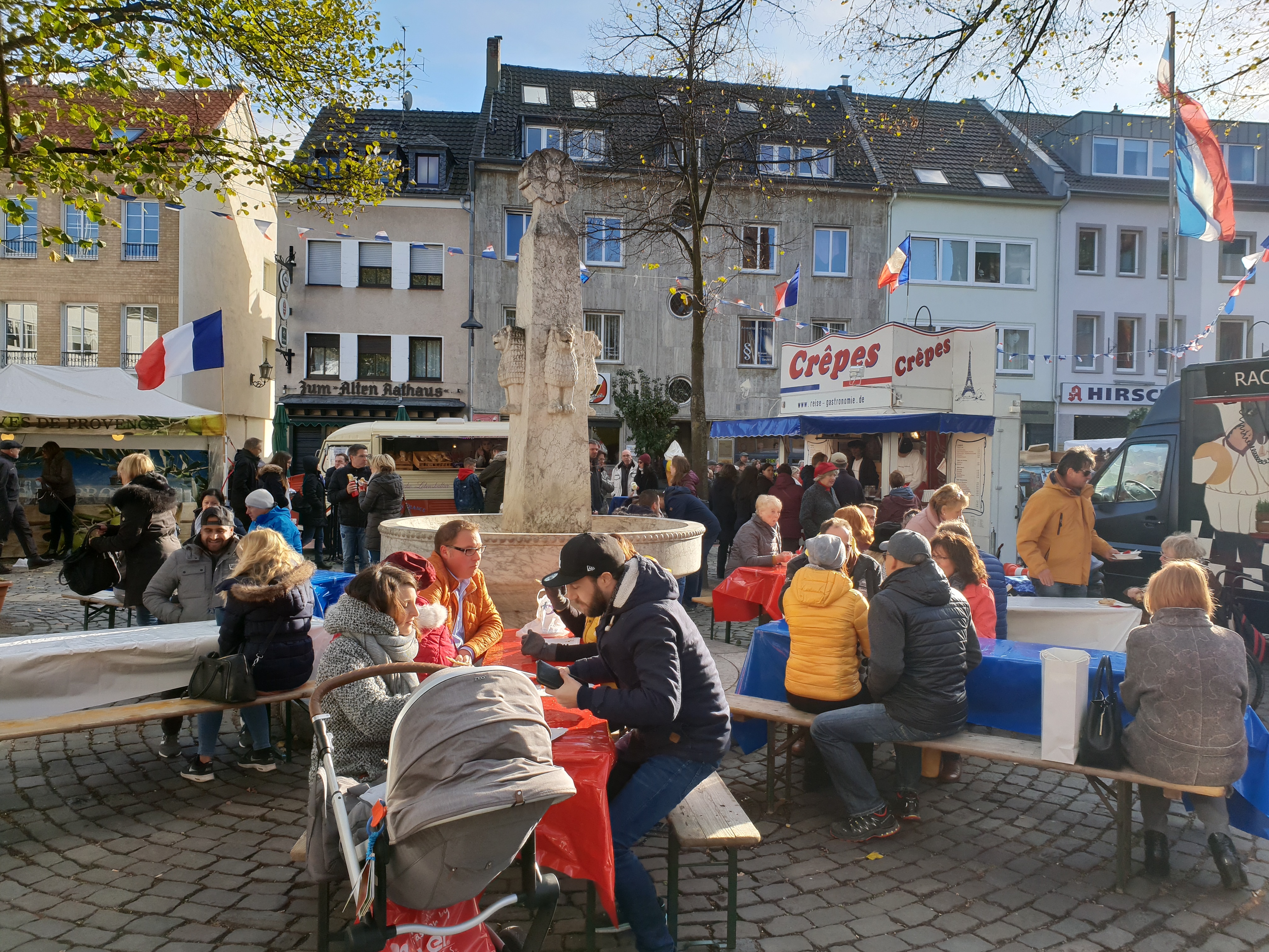 Gäste beim Französischen Markt und Verkaufsstände