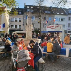 Gäste beim Französischen Markt und Verkaufsstände