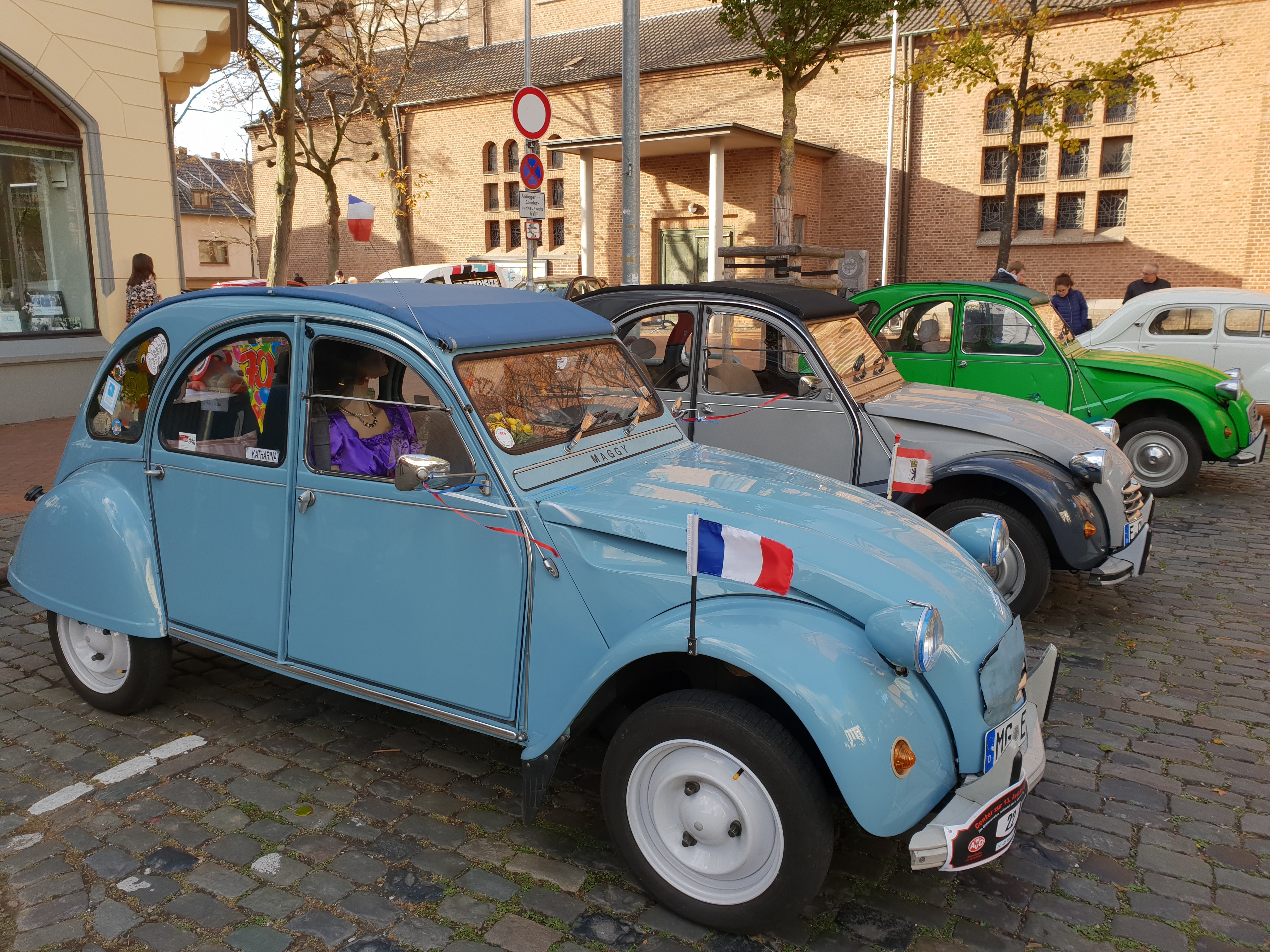 Citroen 2 CV (Enten) beim Französischen Markt