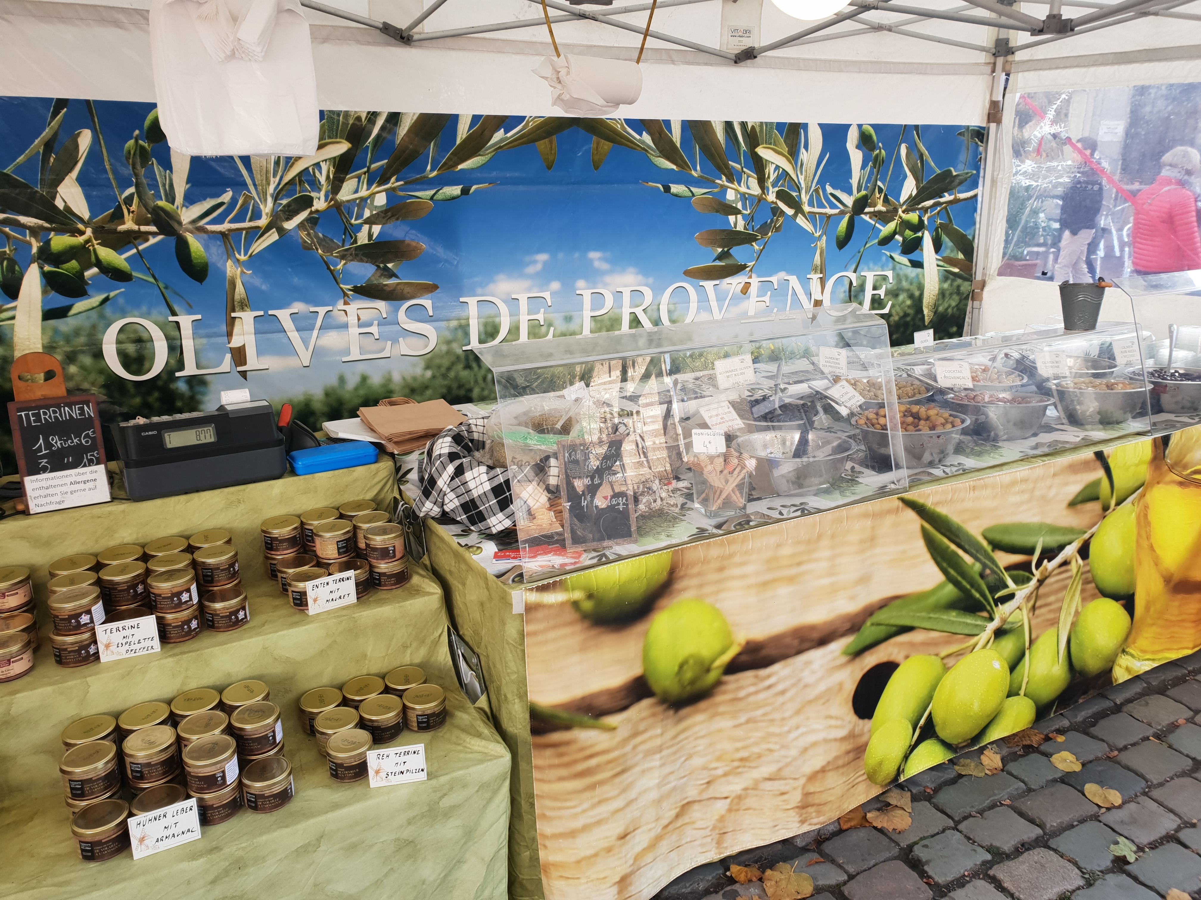 Verkaufsstand mit diversen Oliven-Produkten beim Französischen Markt