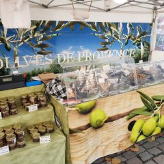 Verkaufsstand mit diversen Oliven-Produkten beim Französischen Markt