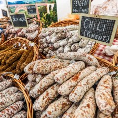 Verschiedene Salami-Sorten beim Französischen Markt