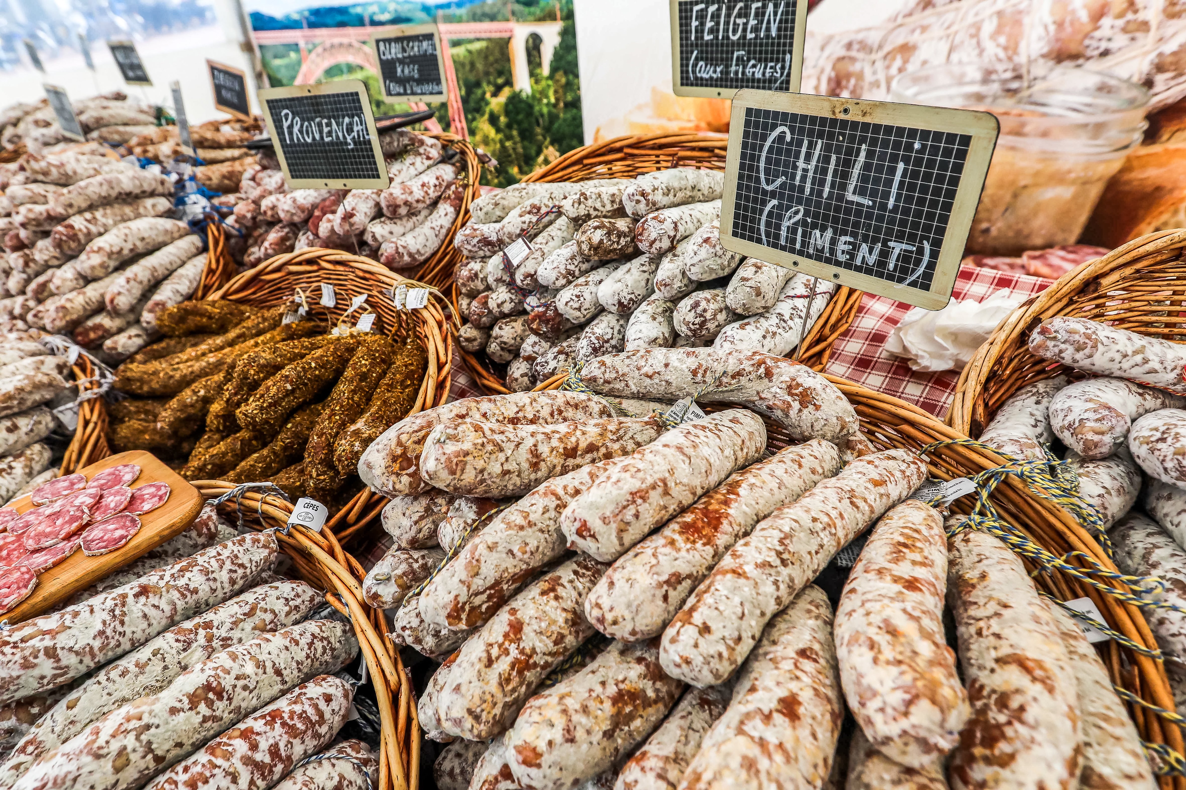 Verschiedene Salami-Sorten beim Französischen Markt