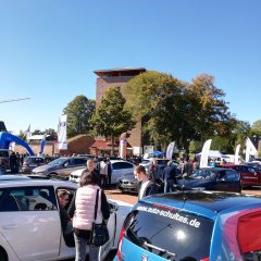 Autos und Gäste bei der Erkelenzer Automobilausstellung auf dem Dr.-Josef-Hahn-Platz