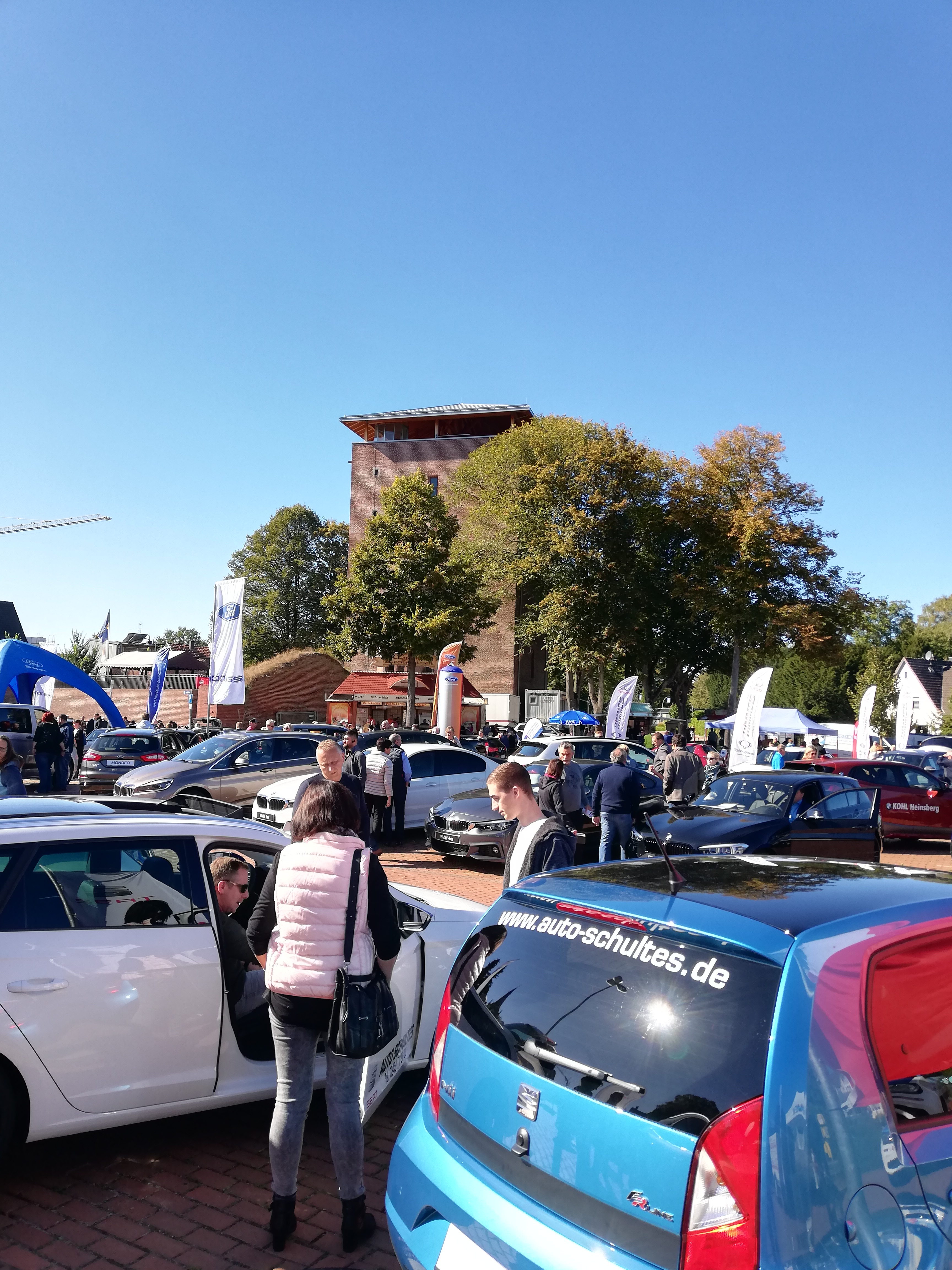 Autos und Gäste bei der Erkelenzer Automobilausstellung auf dem Dr.-Josef-Hahn-Platz