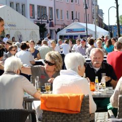 Viele Gäste beim Essen.