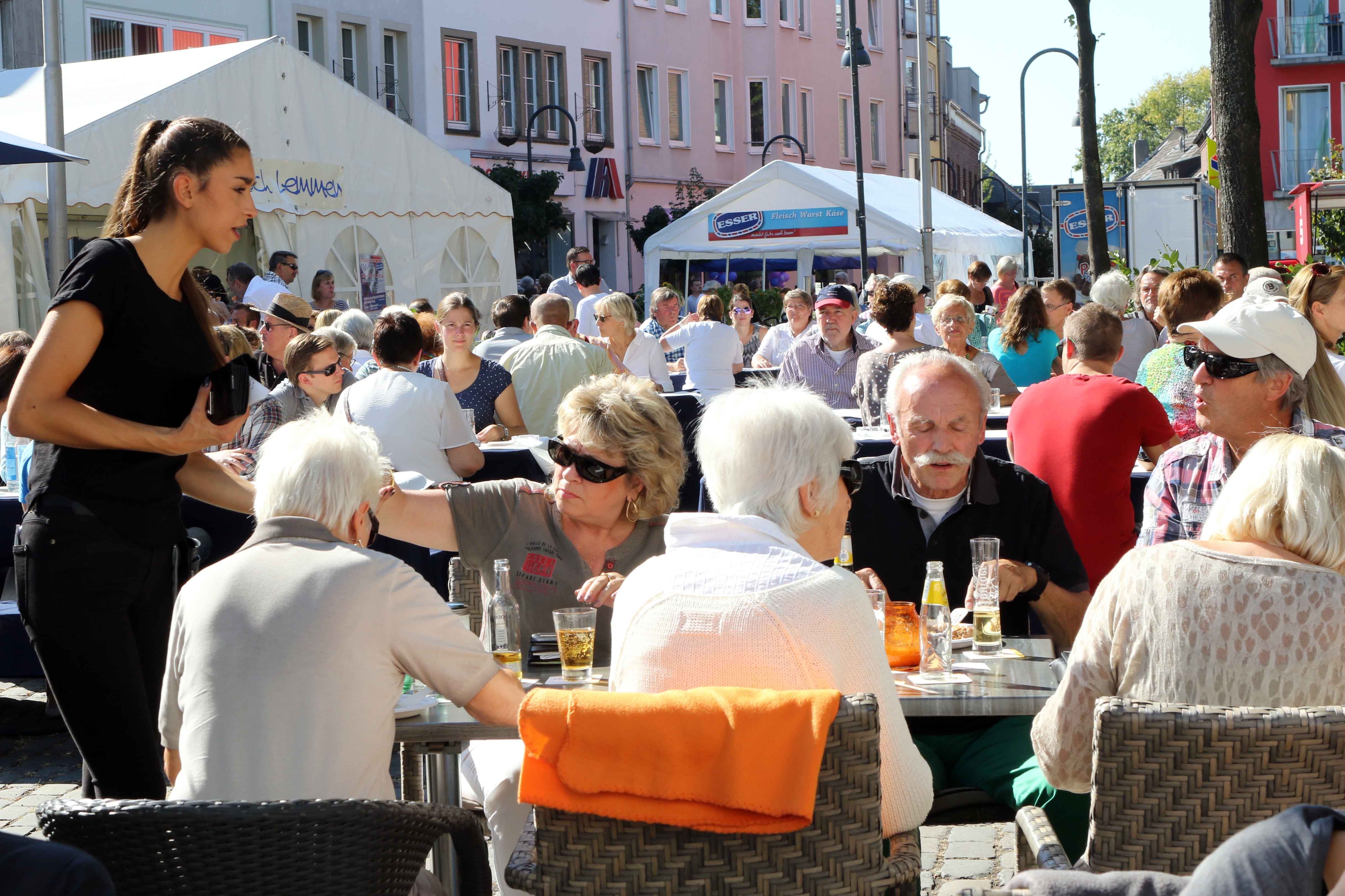 Viele Gäste beim Essen.