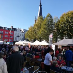 Viele Gäste beim Kulinarischen Treff ind er Fußgängerzone.