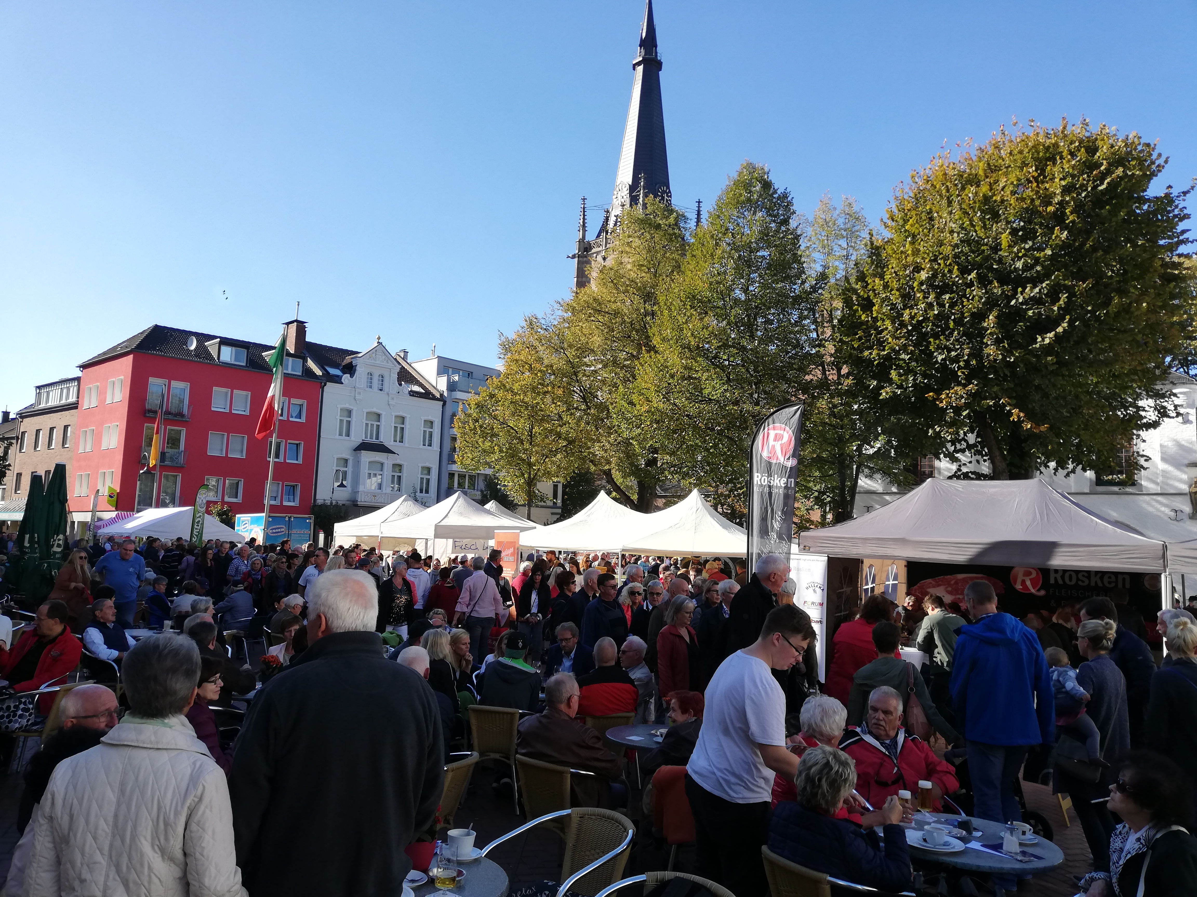Viele Gäste beim Kulinarischen Treff ind er Fußgängerzone.