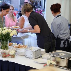 Gäste werden an einem Stand beim Kulinarischen Treff bedient.