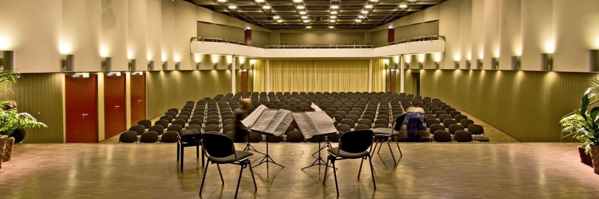 Bühne und Saal der Stadthalle Erkelenz Bühne und Saal der Stadthalle Erkelenz