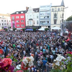 Viele Gäste vor der Bühne beim Lambertusmarkt