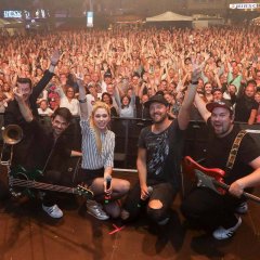 Die Band "Good Fellas" auf der Bühne beim Lambertusmarktvor Hunderten Gästen.