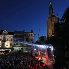 Die Band "Kasalla" auf der Bühne beim Lambertusmarkt vor Hunderten Gästen.