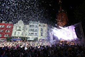 Konfettiregen Konfettiregen von der Bühne beim Lambertusmarkt