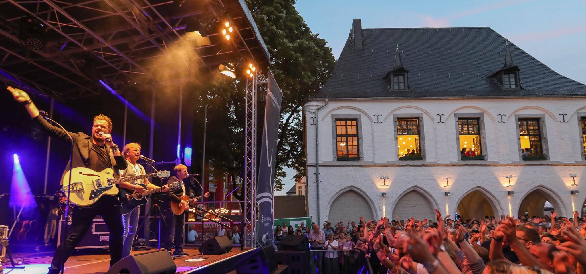 Die Band "Paverier" auf der Bühne beim Lambertusmarkt vor Hunderten Gästen.