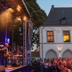 Die Band "Paverier" auf der Bühne beim Lambertusmarkt vor Hunderten Gästen.