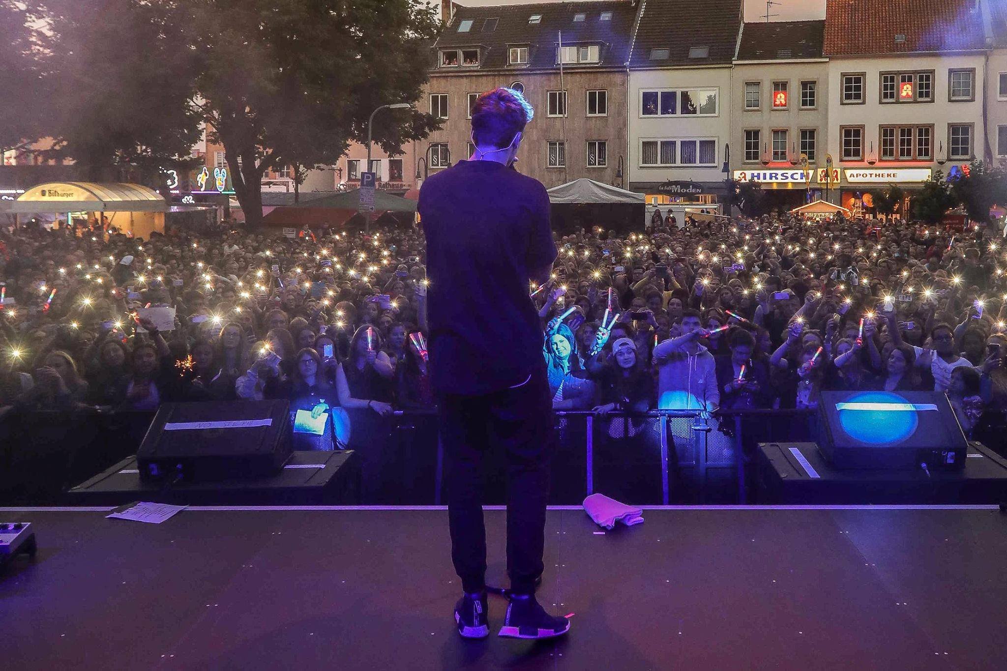 Der Sänger "Wincent Weiss" auf der Bühne beim Lambertusmarkt vor Hunderten Gästen.