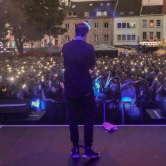 Der Sänger "Wincent Weiss" auf der Bühne beim Lambertusmarkt vor Hunderten Gästen.