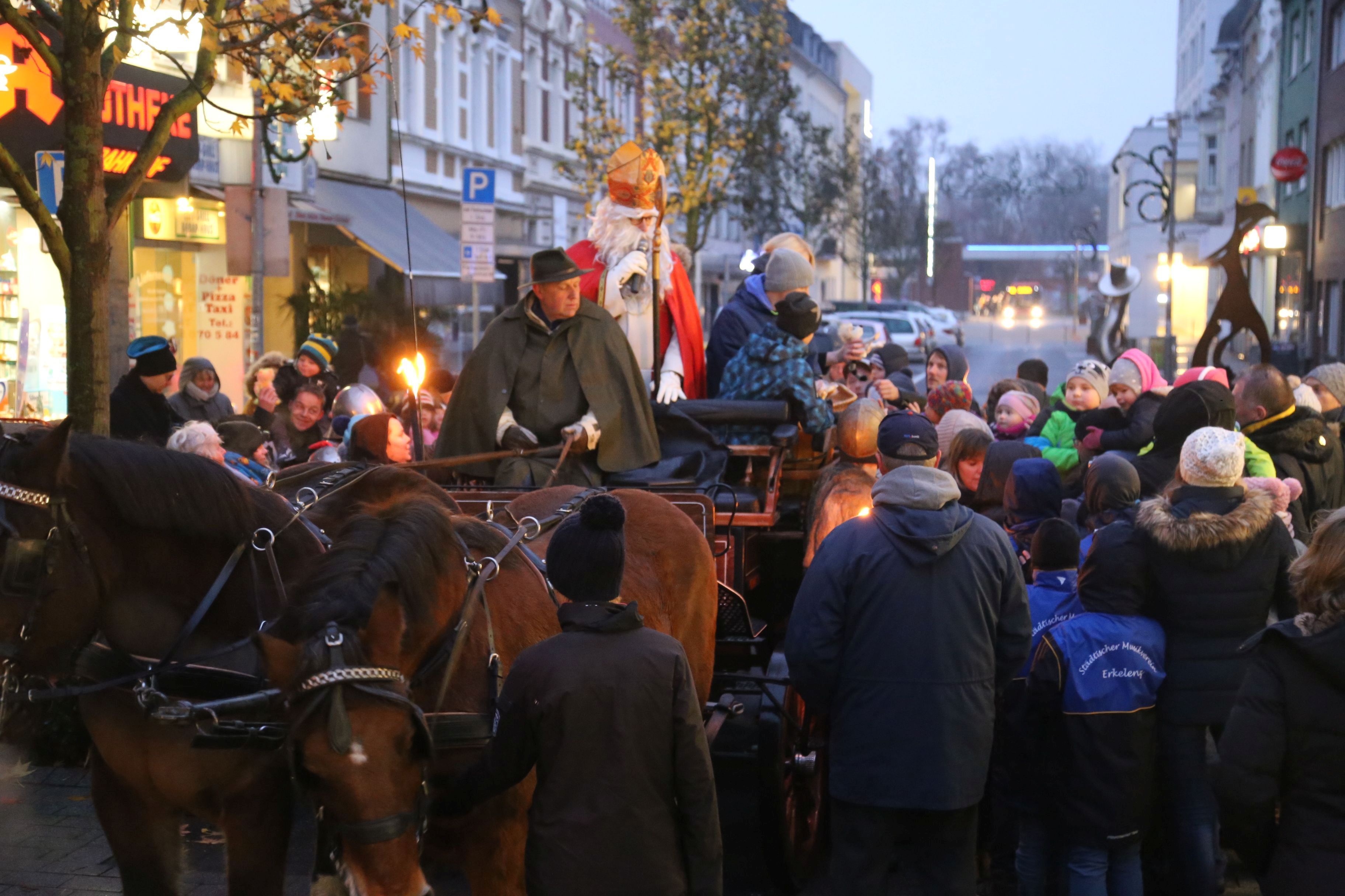 Nikolauskutschfahrt in Erkelenz - viele Kinder mit ihren Eltern warten auf den Nikolaus