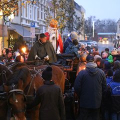 Nikolauskutschfahrt in Erkelenz - viele Kinder mit ihren Eltern warten auf den Nikolaus