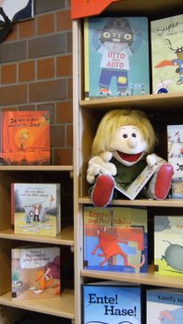 Bücherregal mit Kinderbüchern und einer Puppe. Ich wär' er gern ein toller Schaf
Kleiner Pirat auf großer Fahrt
Der Grüffelo