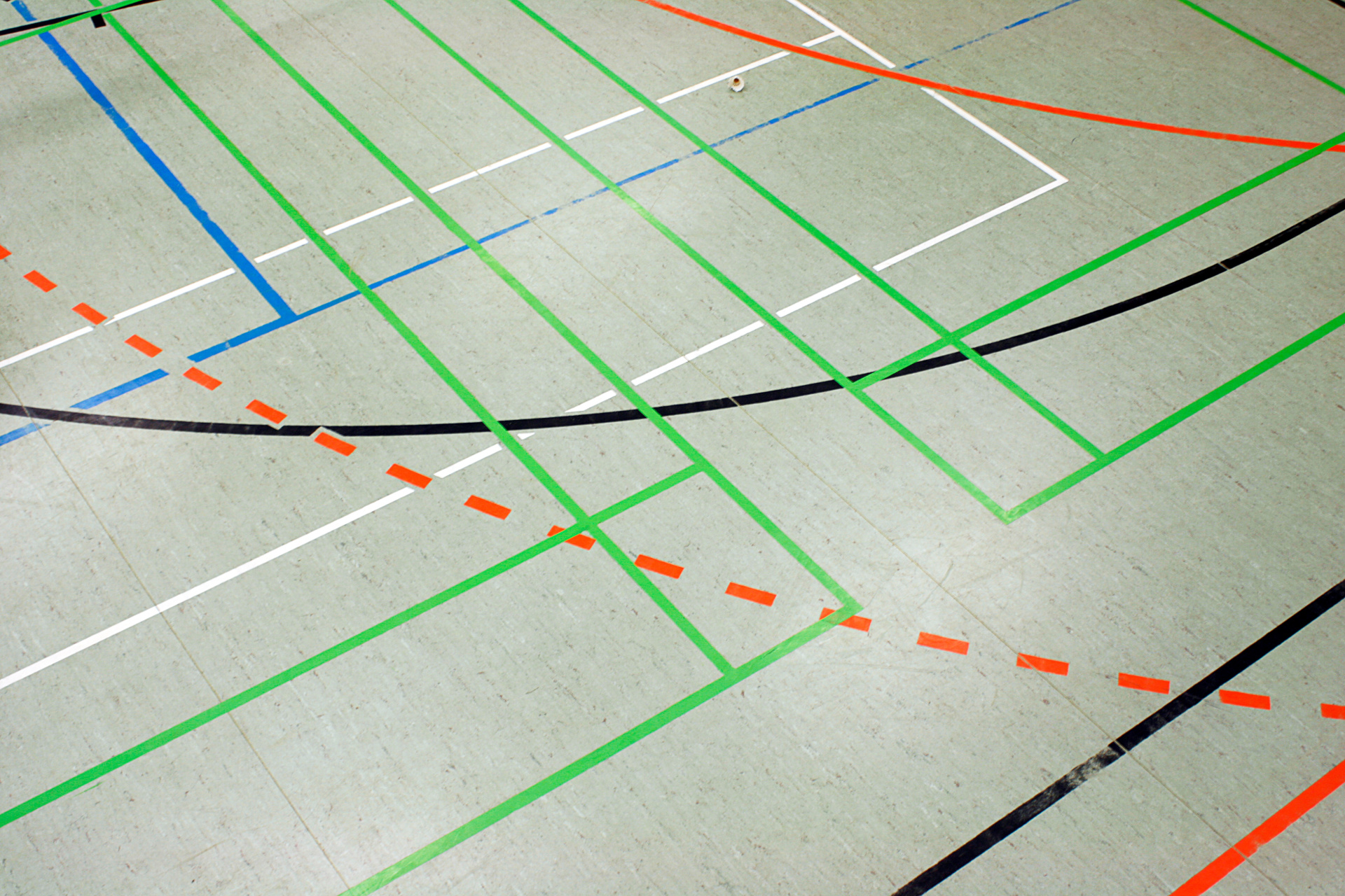 turnhalle mit spielfeldmarkierungen