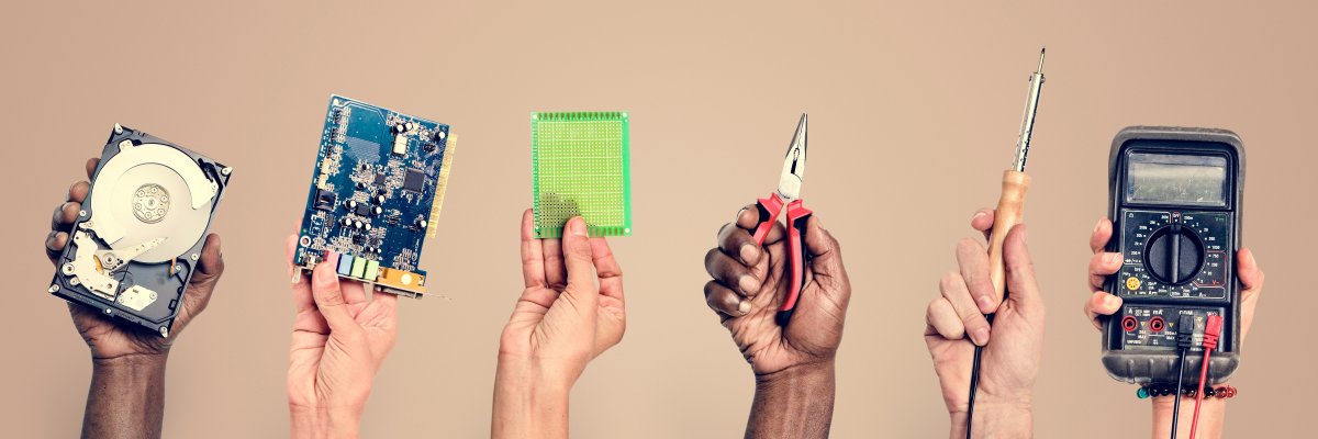 Verschiedene Hände präsentieren Werkzeuge