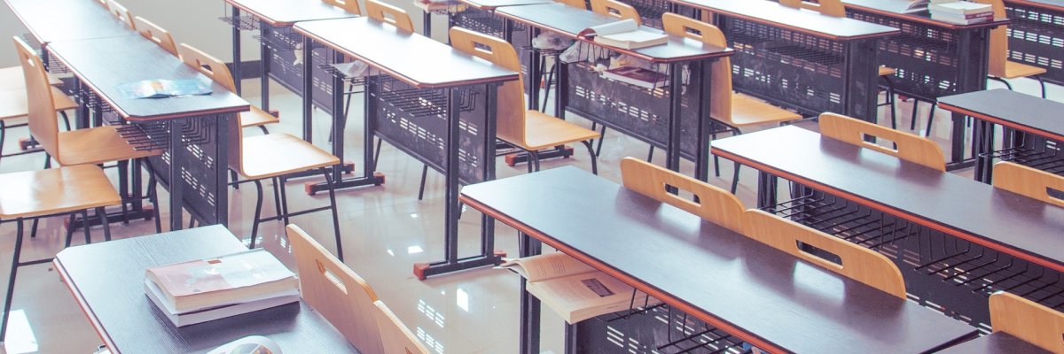 Bildung und Schule Tische und Stühle in einem Klassenzimmer