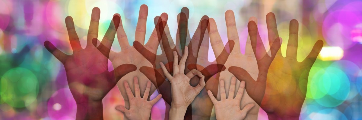 Viele Hände vor buntem Hintergrund