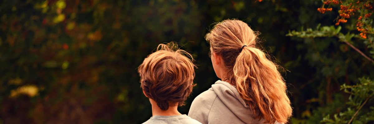 Zwei Kinder von hinten fotografiert