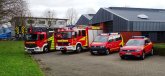 Feuerwehrfahrzeuge Vier verschiedene Feuerwehrfahrzeuge parken vor der Feuerwache