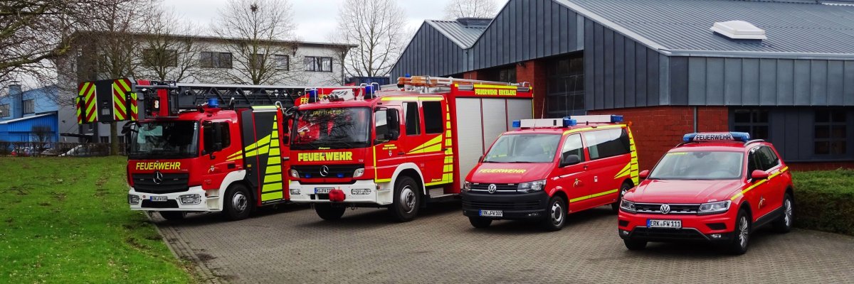Feuerwehrfahrzeuge Vier verschiedene Feuerwehrfahrzeuge parken vor der Feuerwache