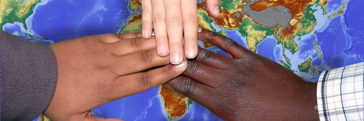 Hände über Weltkarte Hände über Weltkarte