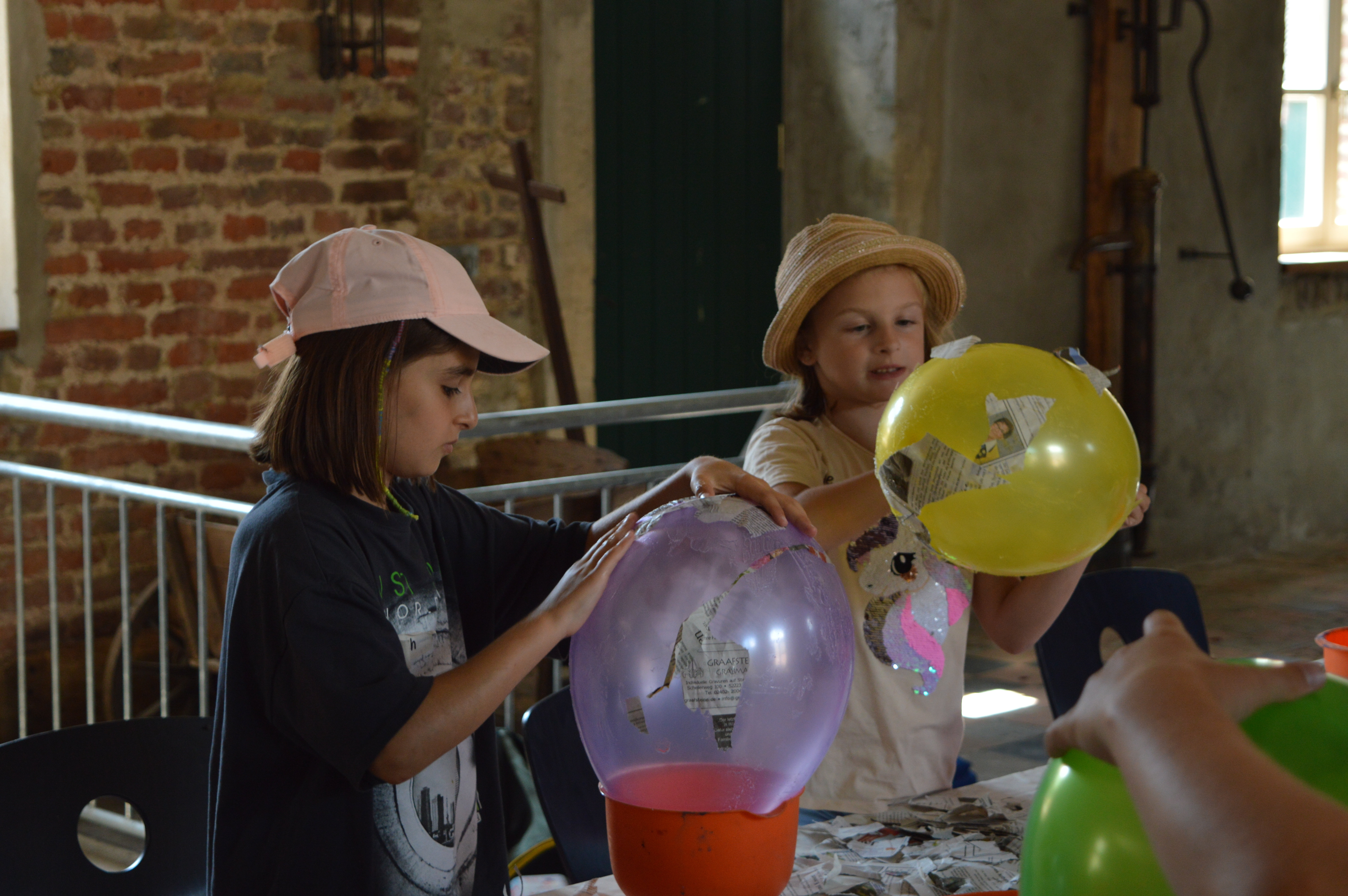 Kinder basteln mit Luftballons