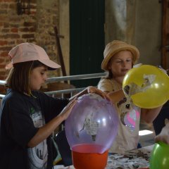 Kinder basteln mit Luftballons