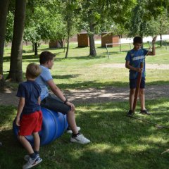 Kinder spielen mit Spielgeräten aus dem Spielmobil