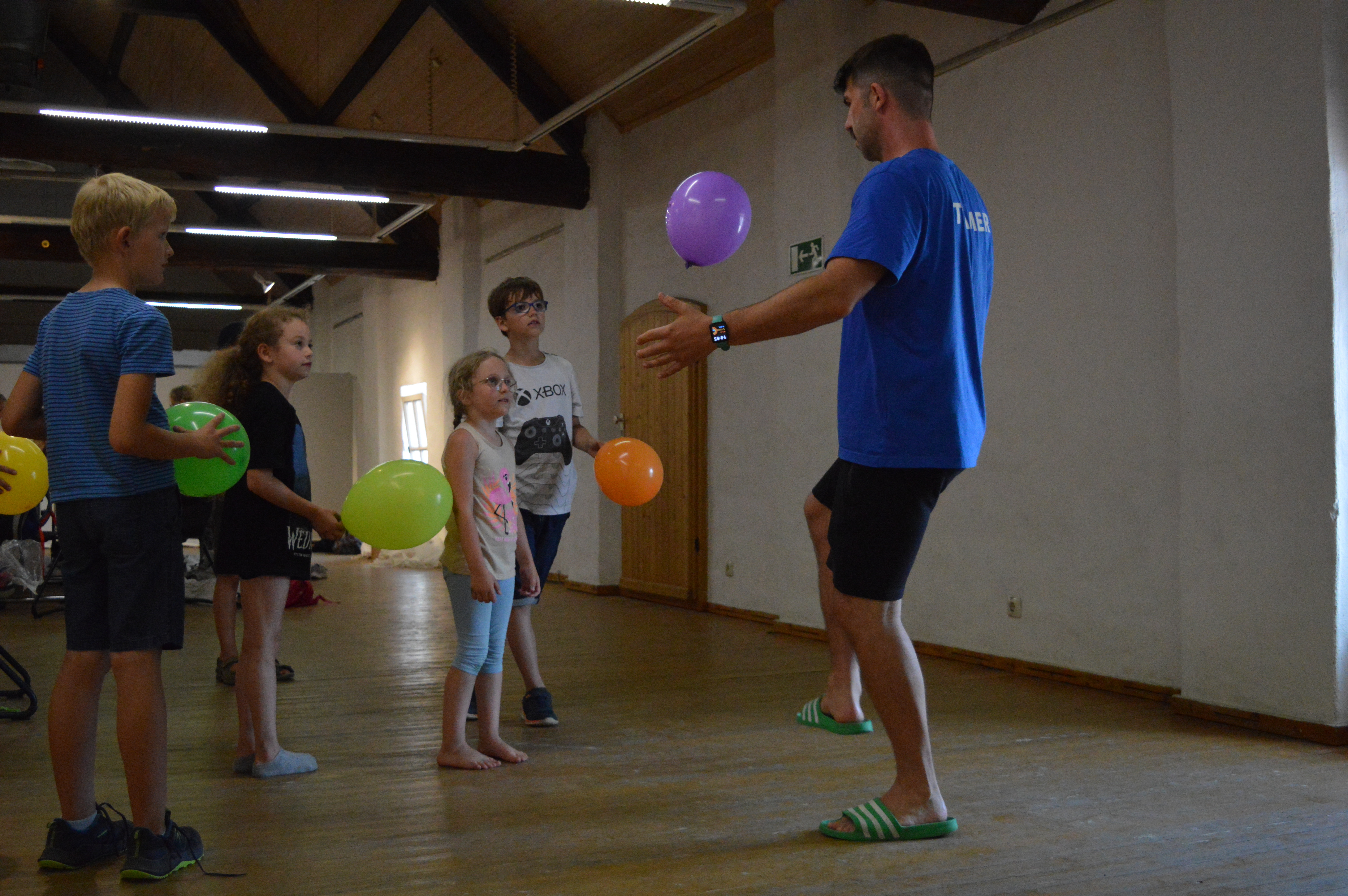 Kinder und Teamer spielen mit Lufballons