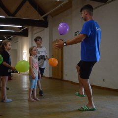 Kinder und Teamer spielen mit Lufballons