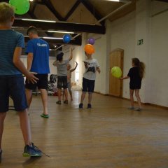 Kinder werfen Luftballons in die Luft